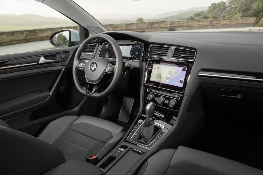 Интерьер Volkswagen Golf TSI Variant 2017 года  (WW) (фото 13 из 31)